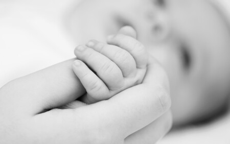 mor der holder baby i hånden